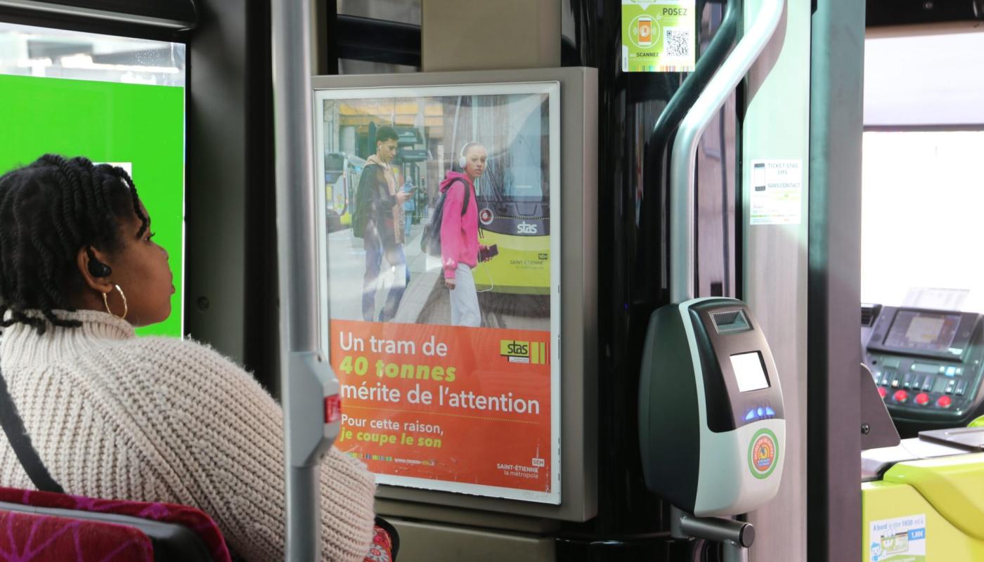 Affiche de la campagne Sécurité de la STAS à destination des piétons dans un tramway