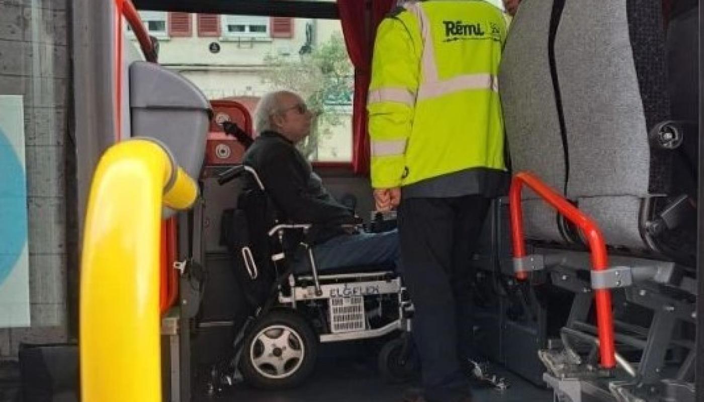 Car REMI avec une personne en fauteuil roulant
