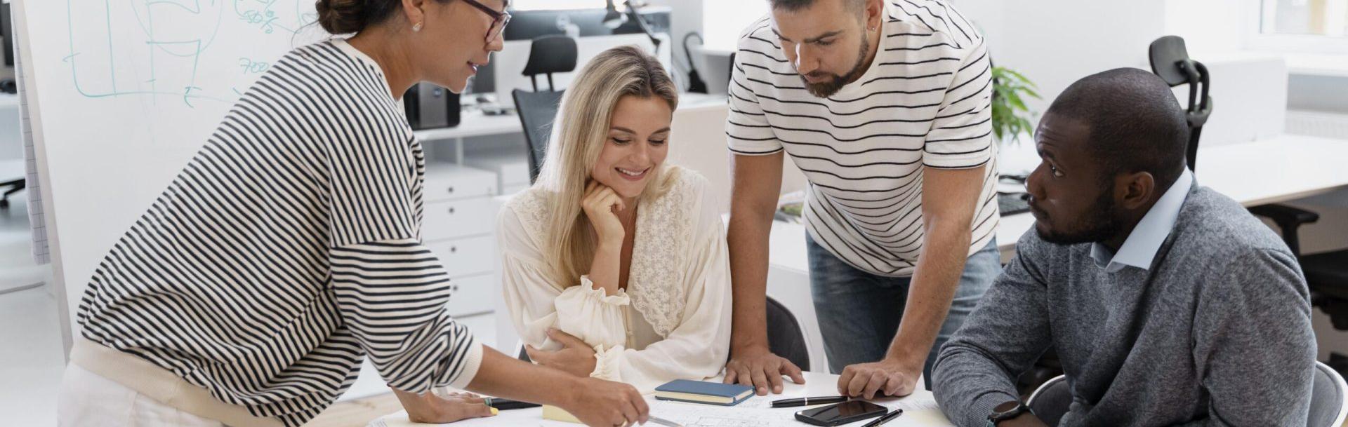 4 personnes autour d'une table en train de réfléchir