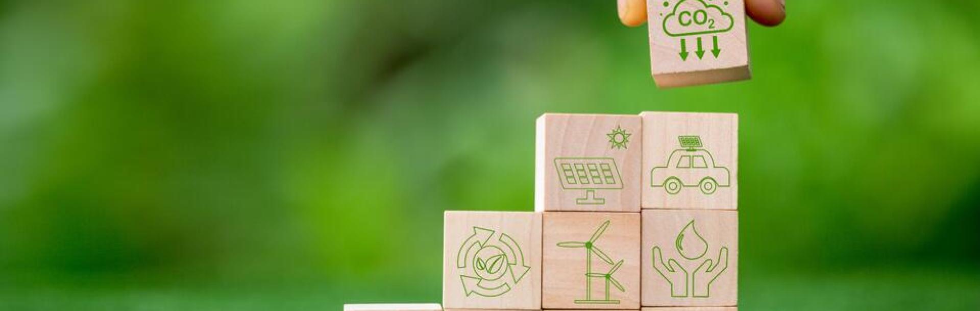 Cubes en bois symbolisant le recyclage l’énergie solaire et éolienne la mobilité électrique et la réduction de CO2