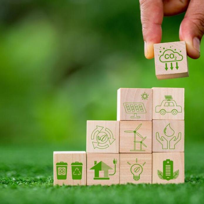 Cubes en bois symbolisant le recyclage l’énergie solaire et éolienne la mobilité électrique et la réduction de CO2
