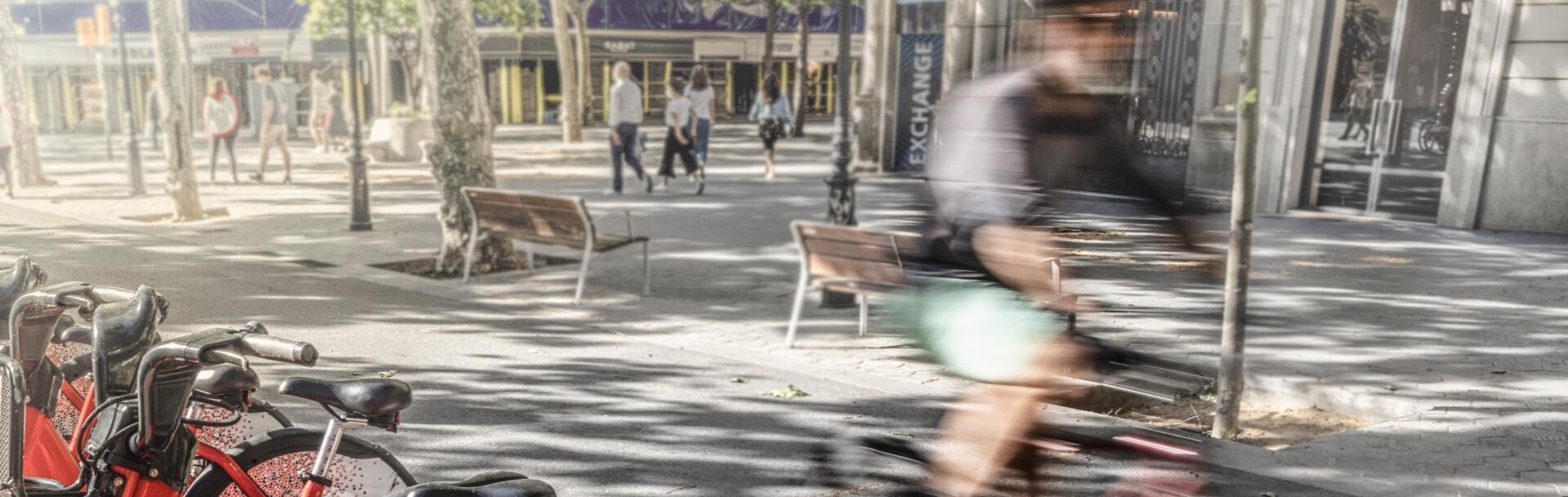Cycliste et vélos en libre service en ville