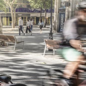 Cycliste et vélos en libre service en ville