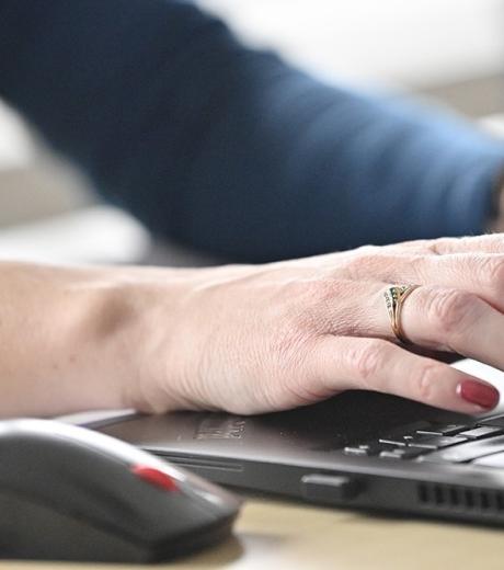Des mains qui tapent sur un clavier d'ordinateur