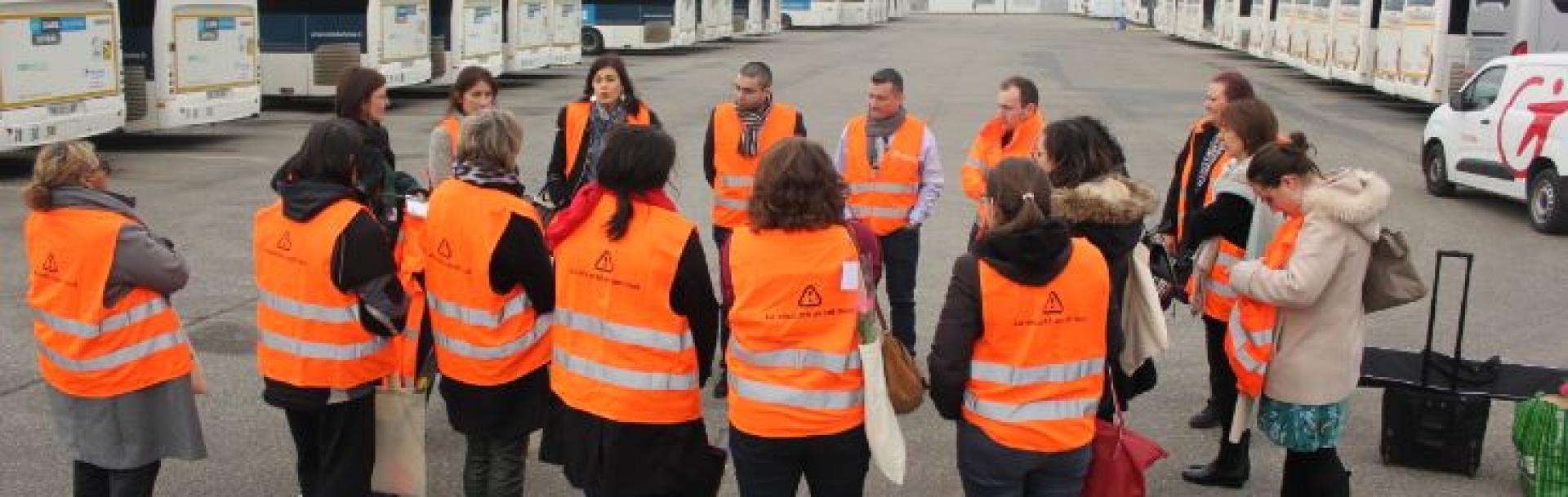 jeunes femmes avec des filets orange