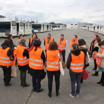 jeunes femmes avec des filets orange