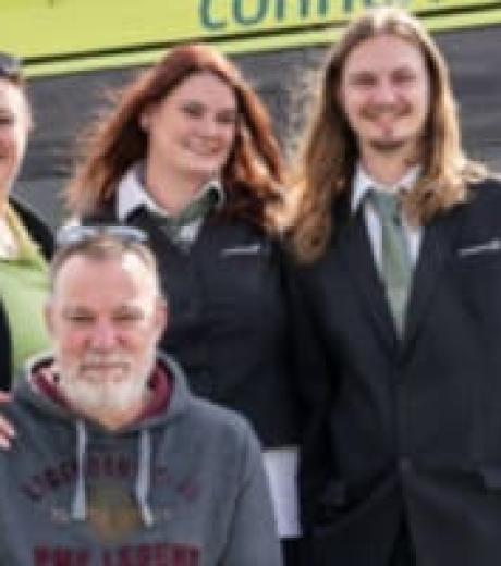 une famille de 4 personnes représentant la diversité