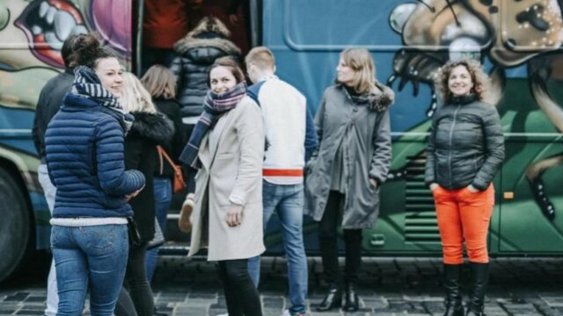 Groupe de femmes participants, devant le bus Arrêt Demandé pour l'Emploi