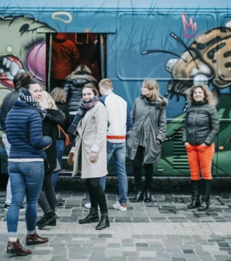 Groupe de femmes participants, devant le bus Arrêt Demandé pour l'Emploi