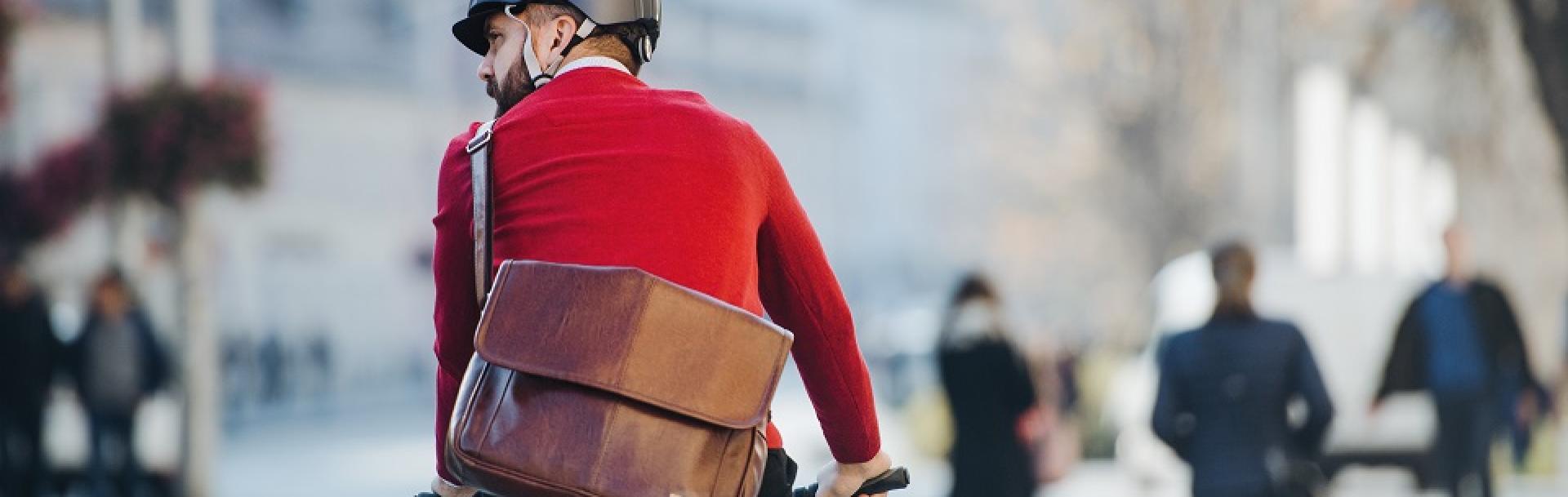 Homme à vélo de dos, pull rouge