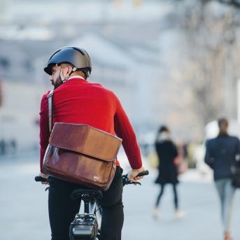 Homme à vélo de dos, pull rouge