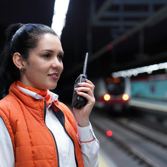 Personnel de transport Transdev debout à l’entrée d’un bus