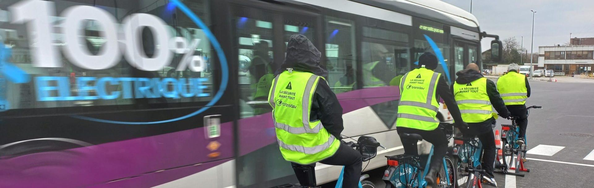 Séance de formation : cyclistes aux côté d'un bus Citéa