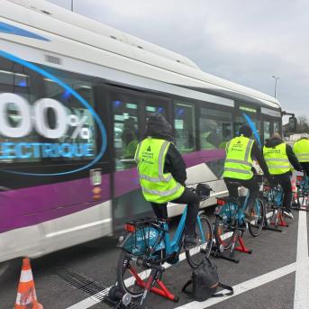 Séance de formation : cyclistes aux côté d'un bus Citéa