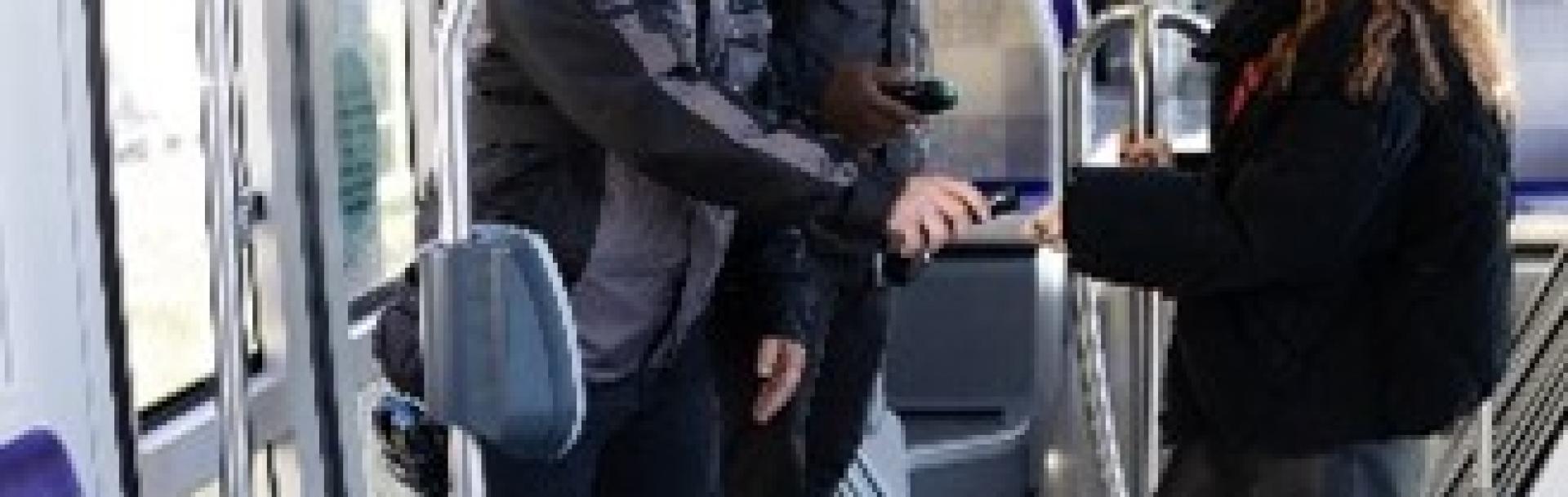 Jeune femme qui se fait contrôler dans un tramway