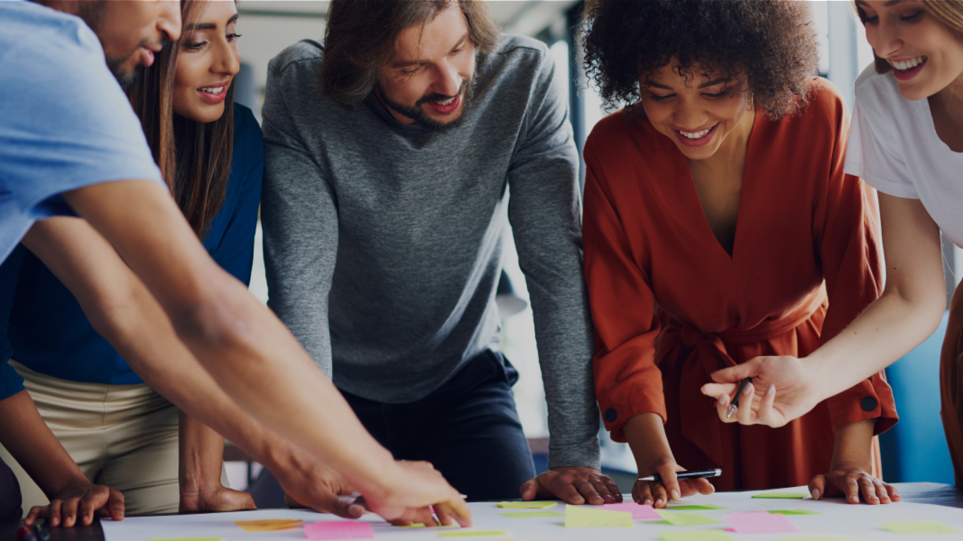 Groupe de jeunes qui travaillent autour d'une table