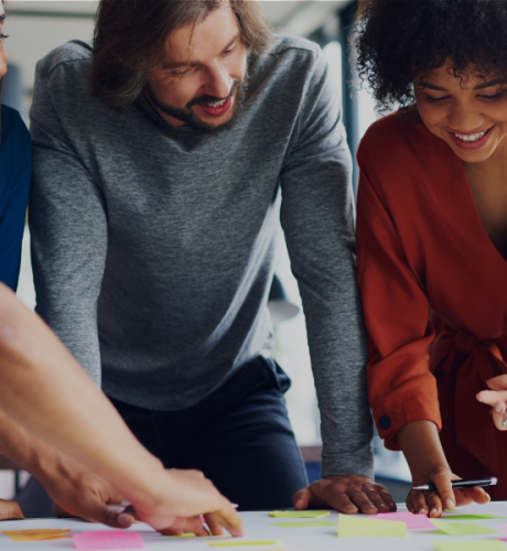 Groupe de jeunes qui travaillent autour d'une table