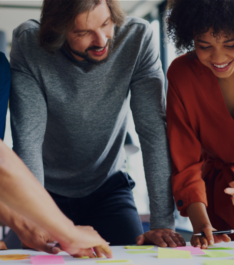 Groupe de jeunes qui travaillent autour d'une table