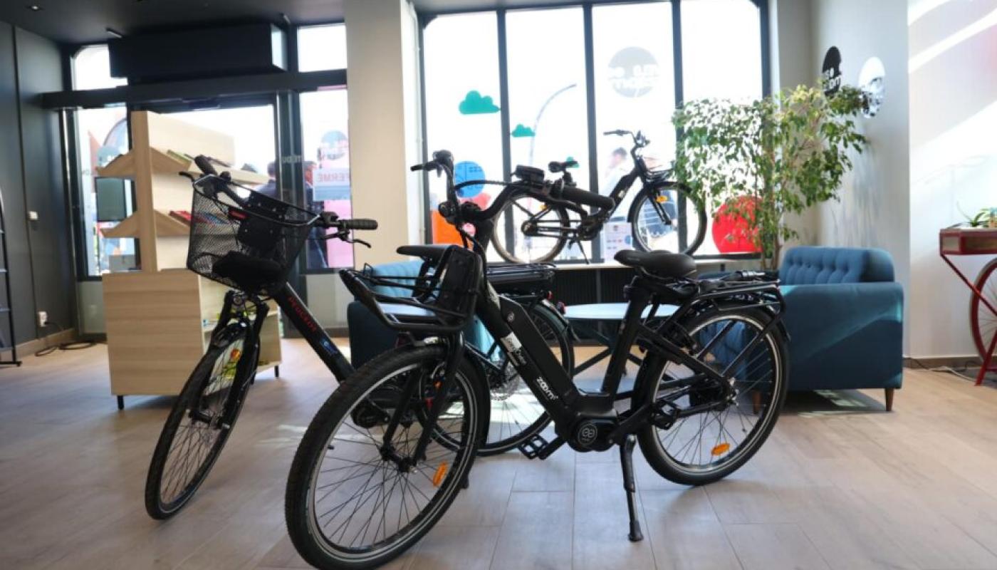 Vélos exposés à l'intérieur de L'Espace