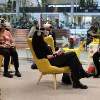 Groupe de personnes assises qui testent des casques VR (virtual reality/réalité virtuelle)