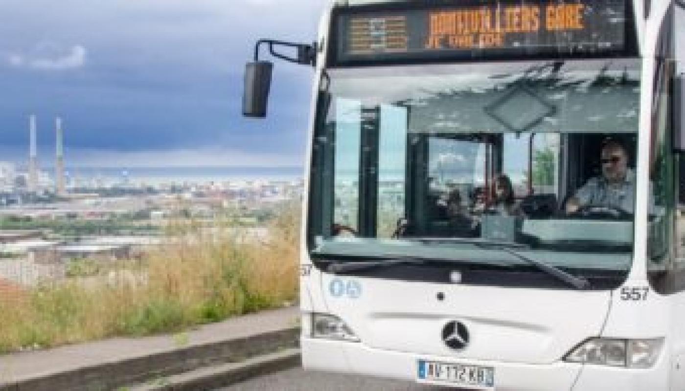 Transdev Normandie est également au service des entreprises privées pour optimiser les conditions de trajet domicile-travail des salariés en répondant aux problématiques du dernier kilomètre et en améliorant le confort et la sécurité des trajets.