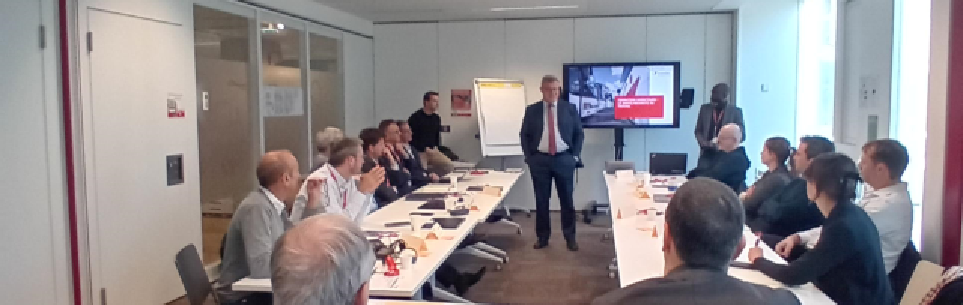 Personnes autour d'une table dans une salle de réunion pour la formation sécurité au travail pour les directeurs