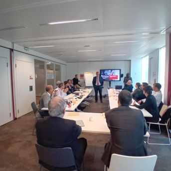 Personnes autour d'une table dans une salle de réunion pour la formation sécurité au travail pour les directeurs