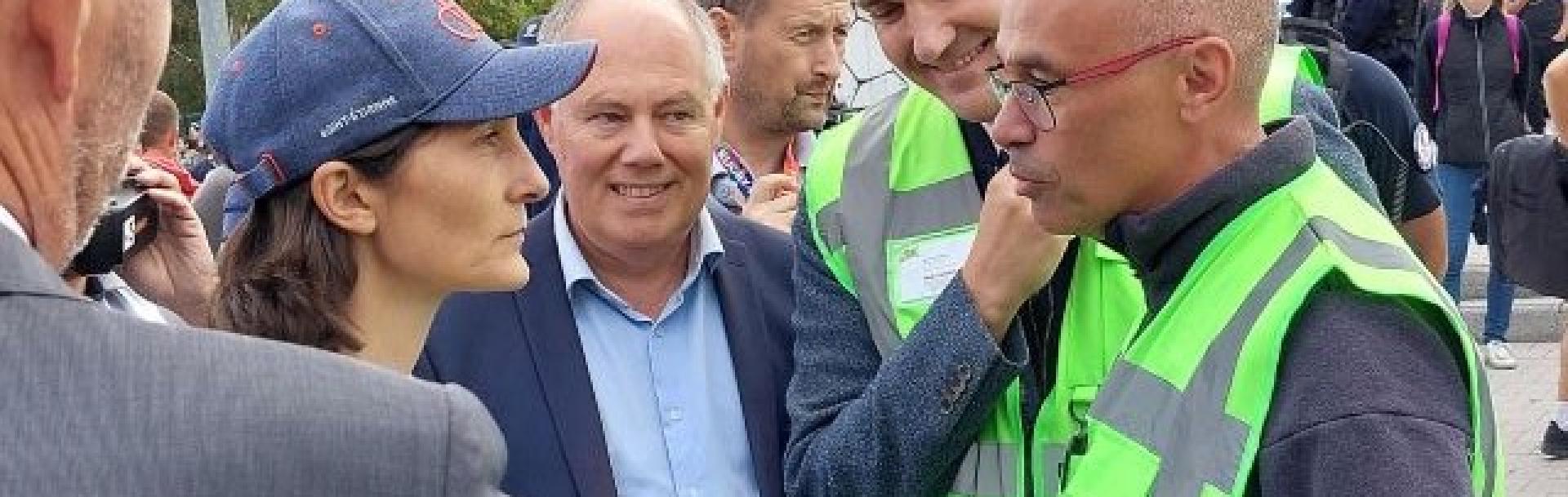 Madame la ministre des sports Amélie Oudéa-Castéra et les équipes de la STAS discutent