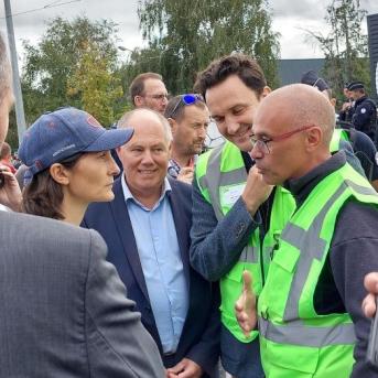 Madame la ministre des sports Amélie Oudéa-Castéra et les équipes de la STAS discutent