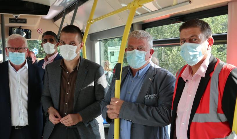 Personnes-bus- électrique- mobilité durable -