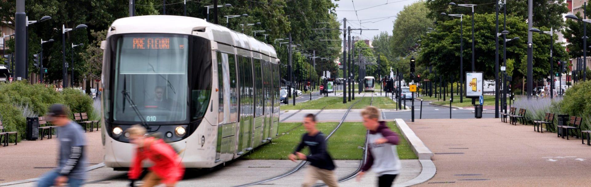 Passage d'enfants à côté tram