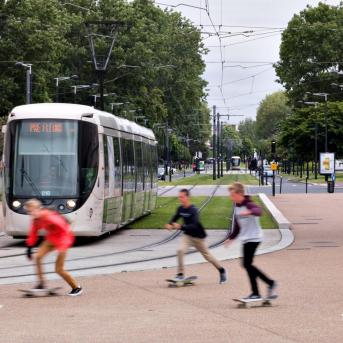 Passage d'enfants à côté tram