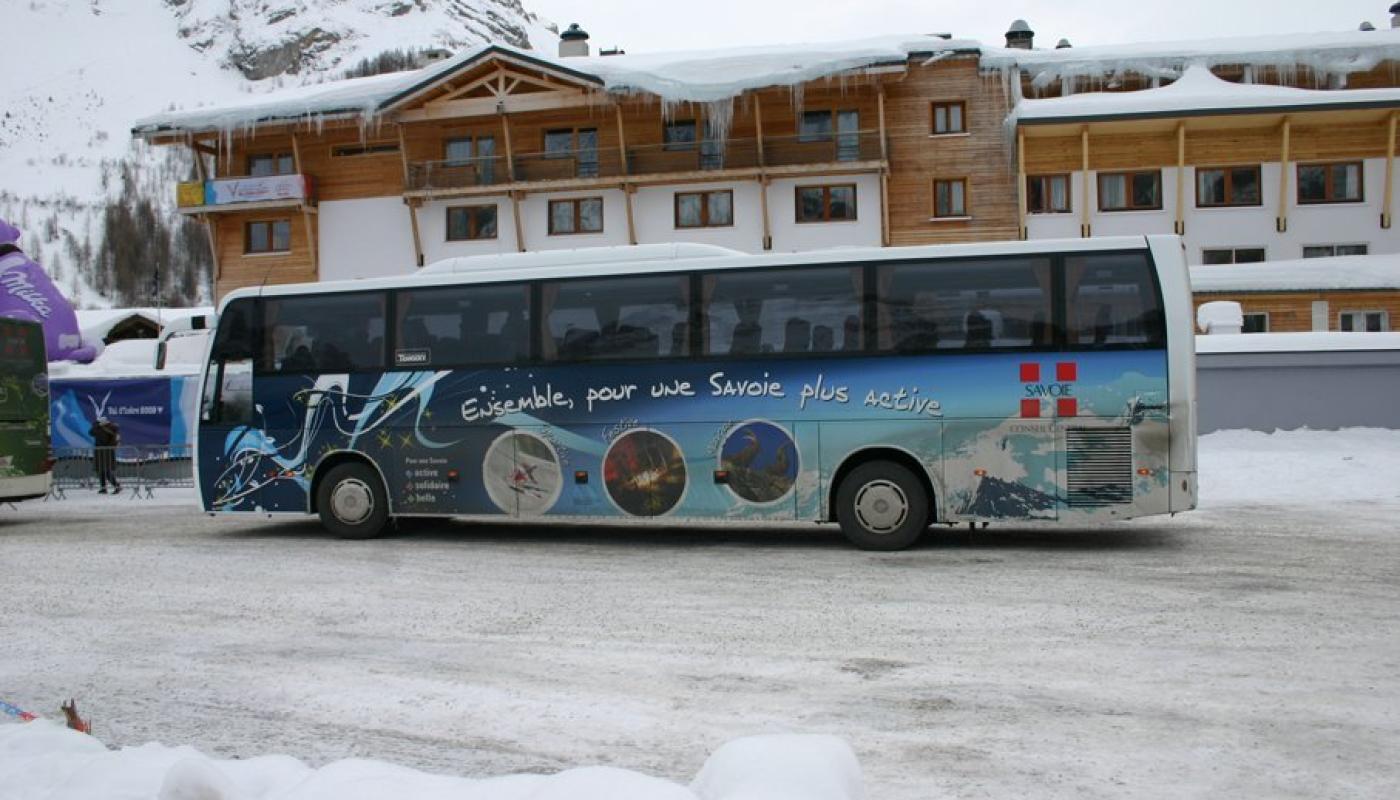 car bus tourisme transport voyage montagne ski neige savoie Transdev aura