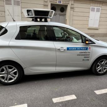Véhicule électrique Moovia équipé d'un lecteur de plaques d’immatriculation