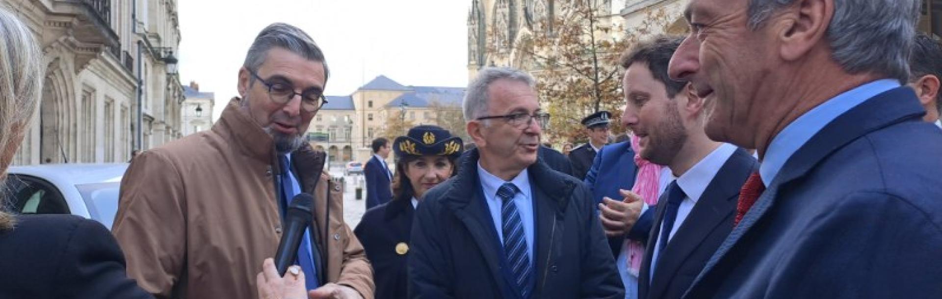 Gilles Lefebvre, Directeur territorial de Transdev Centre-Val de Loire, en présence de François Bonneau, Président de la région Centre-Val de Loire, et de Philippe Fournié, Vice-Président de la région Centre-Val de Loire délégué aux mobilités, aux transports, et aux intermodalités.