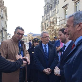 Gilles Lefebvre, Directeur territorial de Transdev Centre-Val de Loire, en présence de François Bonneau, Président de la région Centre-Val de Loire, et de Philippe Fournié, Vice-Président de la région Centre-Val de Loire délégué aux mobilités, aux transports, et aux intermodalités.