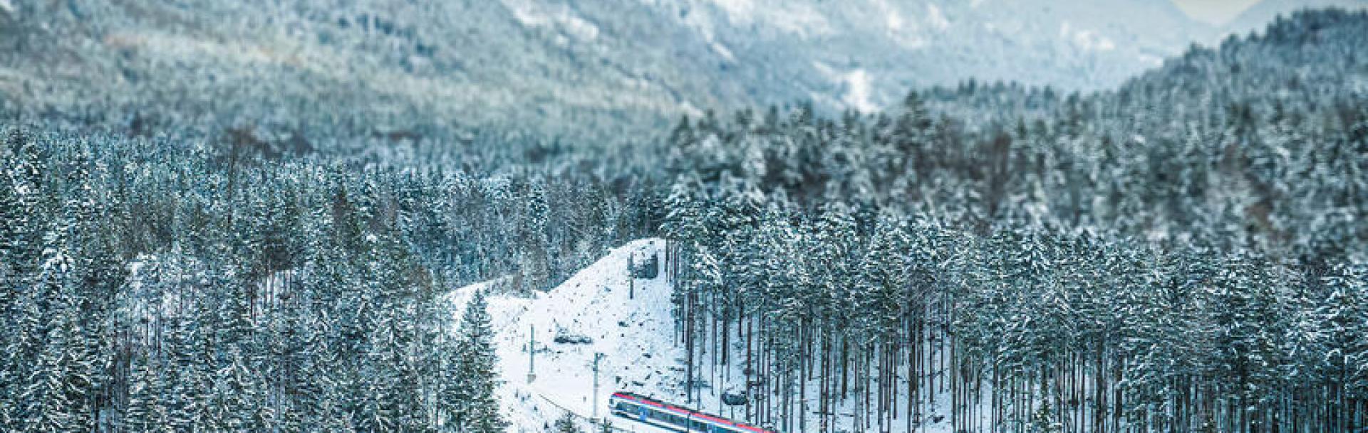 Train sous la neige en Allemagne