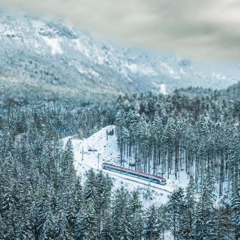 Train sous la neige en Allemagne