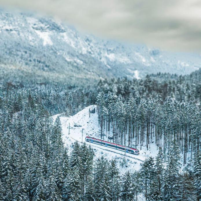 Train sous la neige en Allemagne