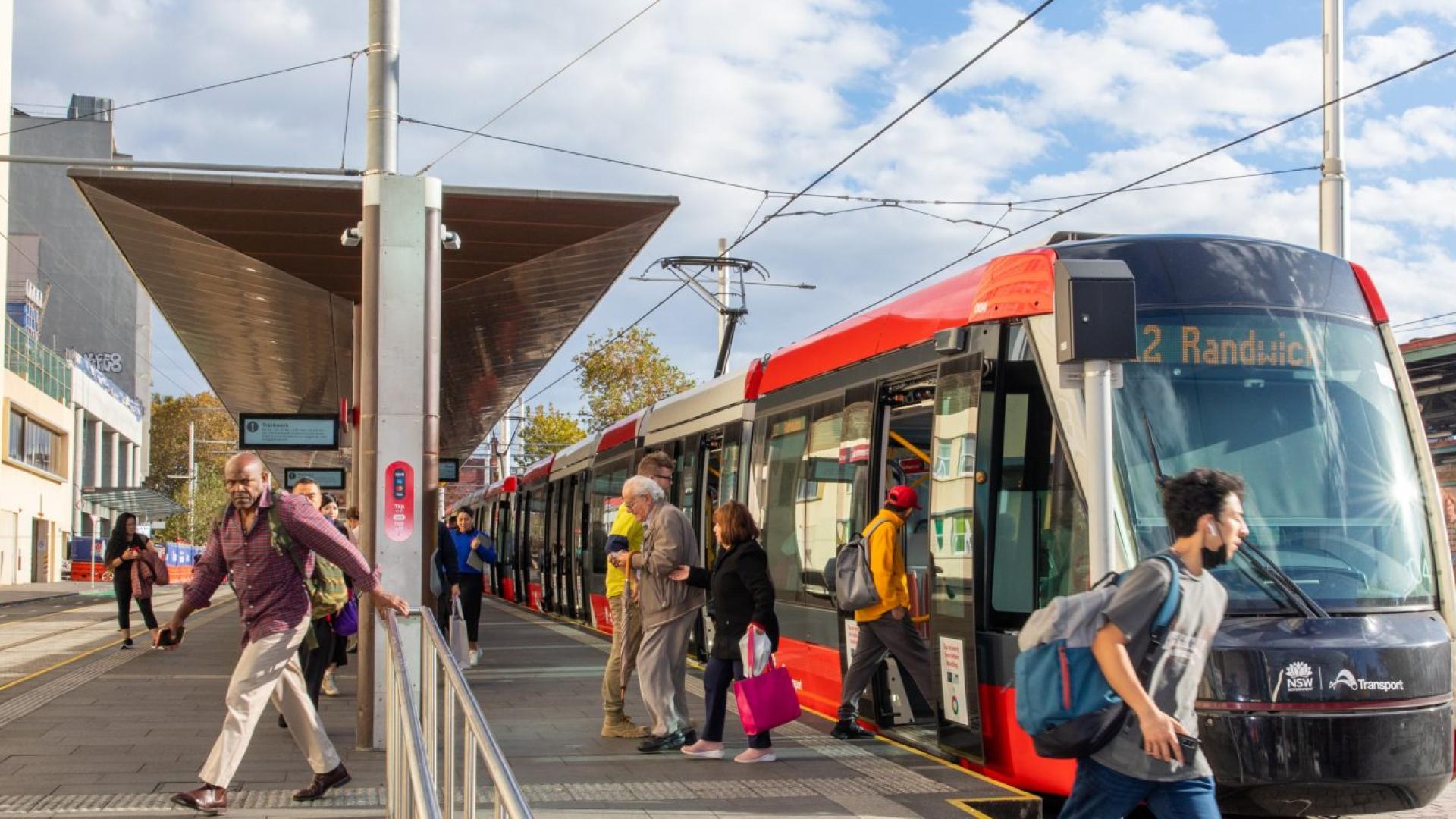 Passagers d'un tramway qui montent et descendent à une station