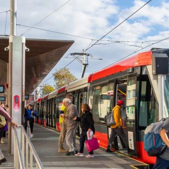 Passagers d'un tramway qui montent et descendent à une station