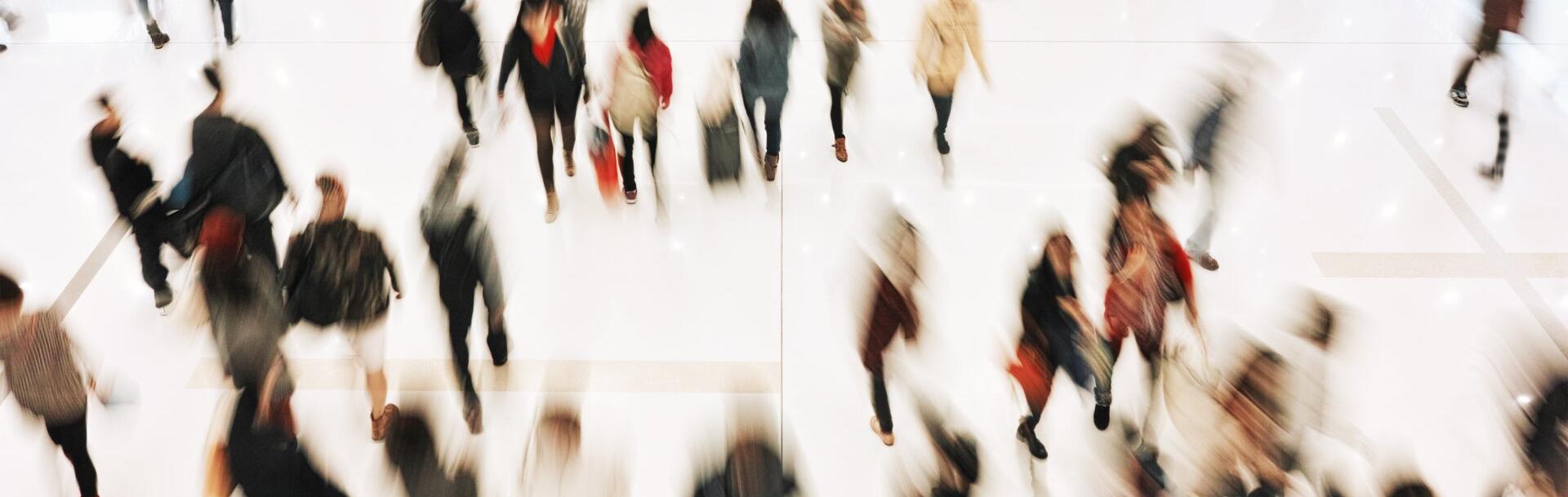 Personnes qui marchent - Vue du dessus - Flou artistique