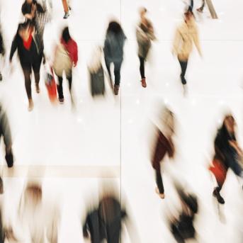 Personnes qui marchent - Vue du dessus - Flou artistique