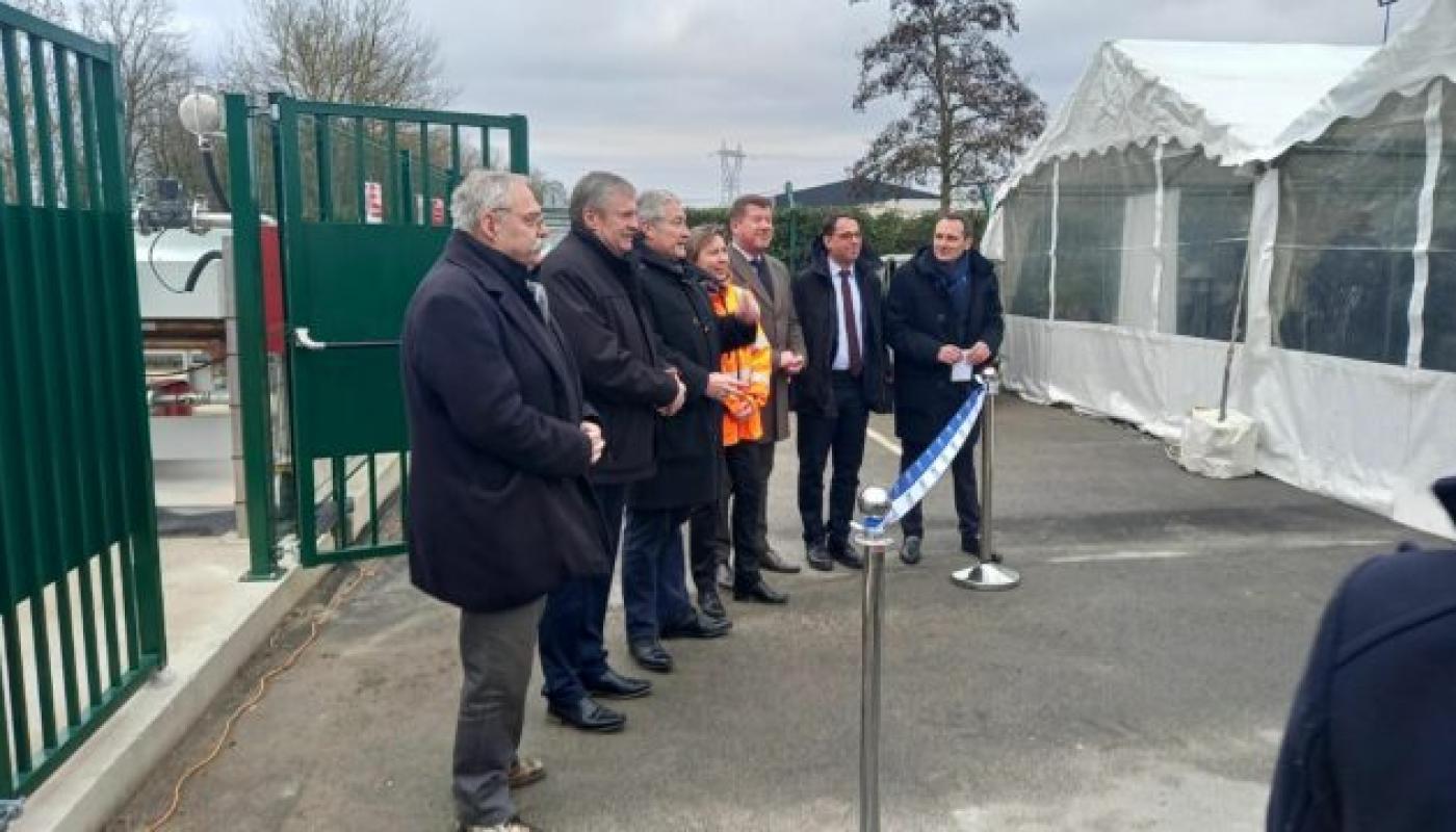 Photo de groupe à l'inauguration la station d’avitaillement en biogaz BioGNV à Compiègne