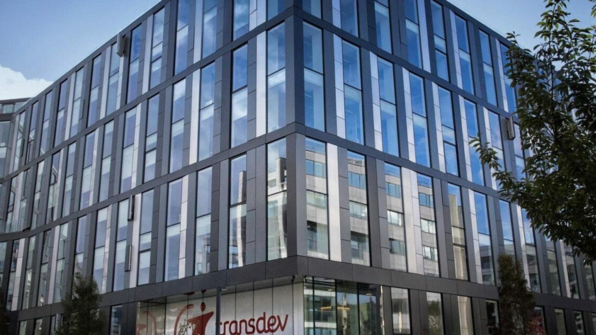 Grand bâtiment crystal gris transdev