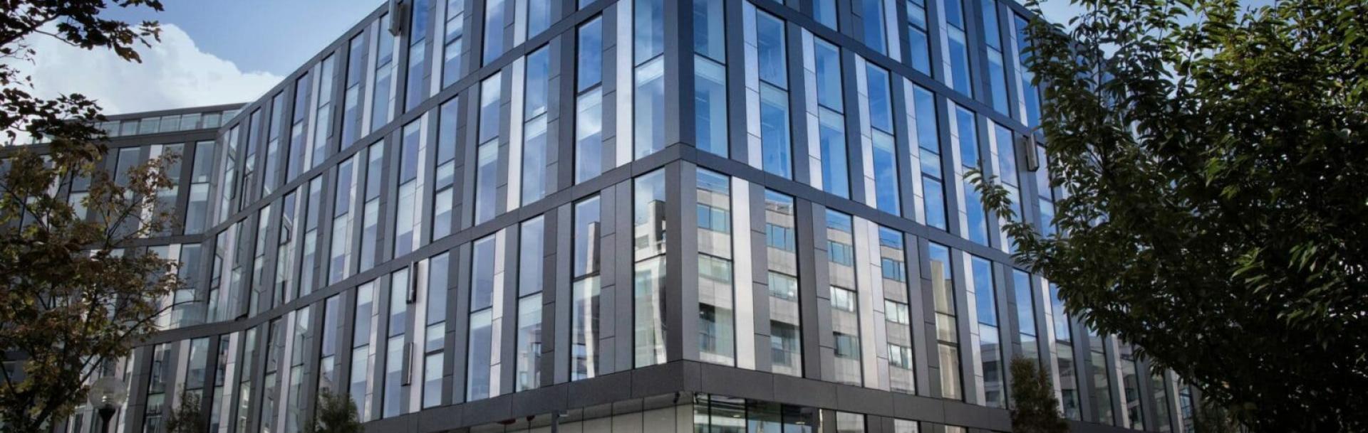 Grand bâtiment crystal gris transdev