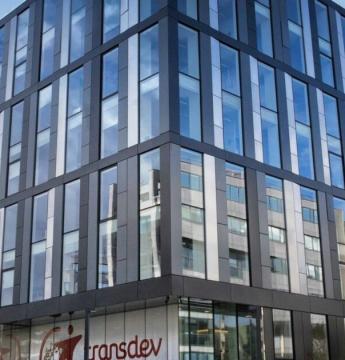 Grand bâtiment crystal gris transdev