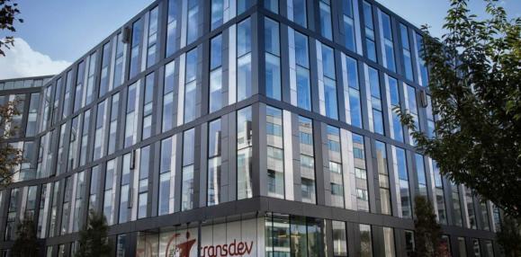 Grand bâtiment crystal gris transdev