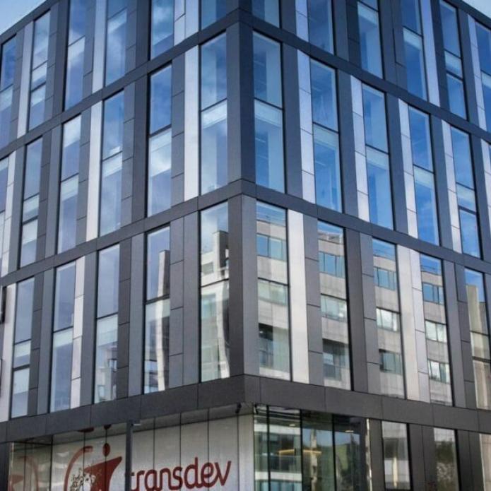 Grand bâtiment crystal gris transdev