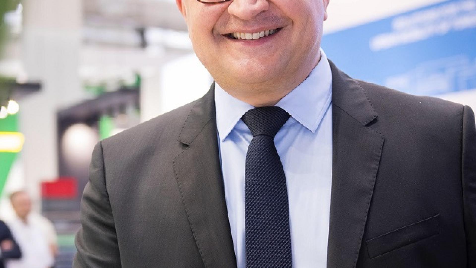 Gilles Elmoznino Directeur médias et relations extérieures et médias / DIRECTOR OF MEDIA AND EXTERNAL RELATIONS OF TRANSDEV GROUP